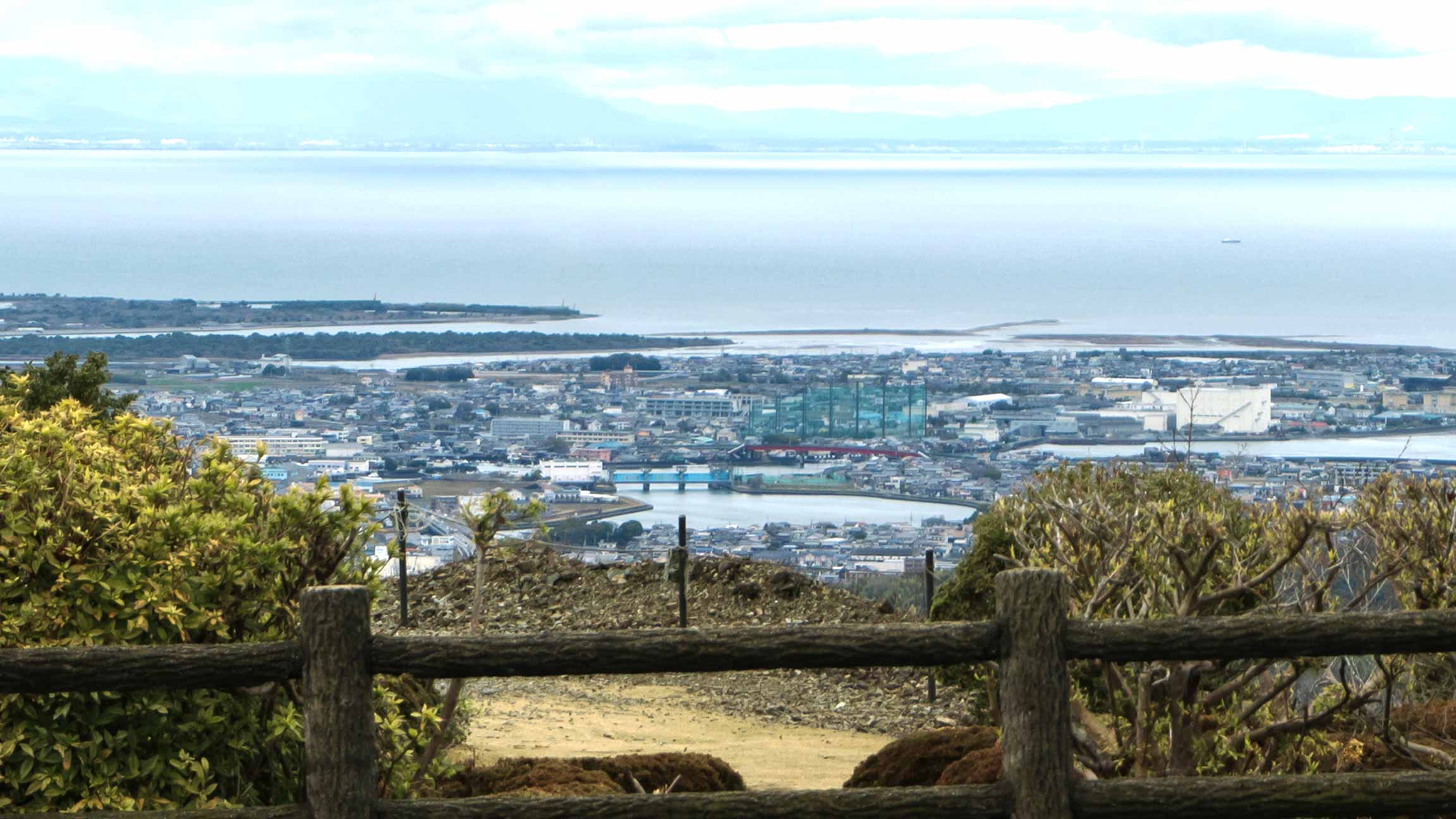 伊勢湾と市街地