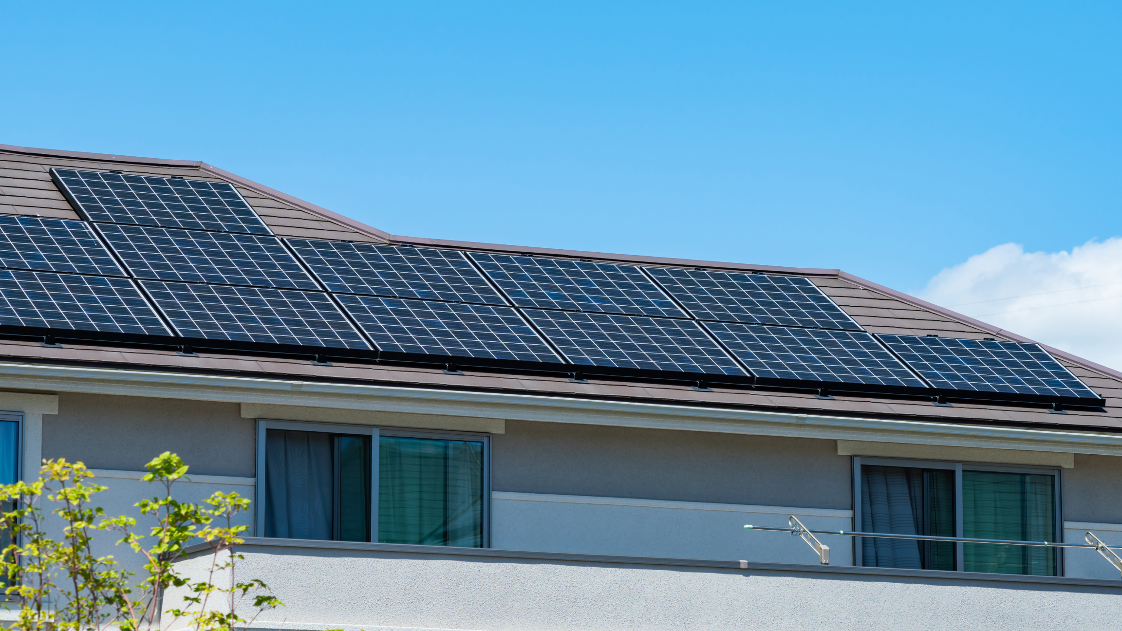 太陽光パネルを載せた住宅の屋根